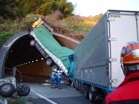 トンネル入り口で追突事故発生の画像