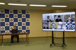 web会議に出席する村岡知事の写真
