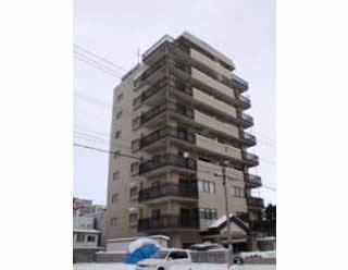 平成14年12月、北海道札幌市内で摘発された革マル派の「札幌アジト」があったマンションの画像