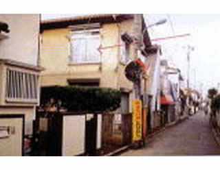 平成6年10月、東京都小平市内で摘発された革労協の「小平アジト」があったアパートの画像