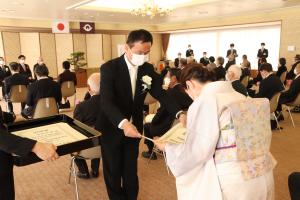 選奨状を授与する 村岡知事の写真