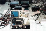 革マル派のアジトから発見された警察無線傍受機や暗号解読機の画像