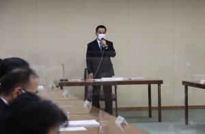 会議に出席する村岡知事の写真