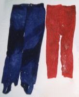 青色スパッツ、赤色フレアパンツの画像