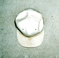 ベージュ色帽子の画像