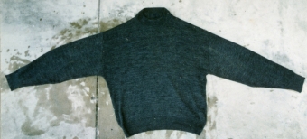 灰色セーターの画像