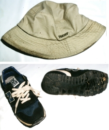 ベージュ色帽子、運動靴の画像