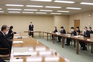 会議に出席する村岡知事の写真