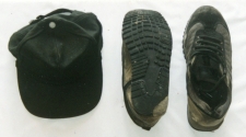 黒色野球帽、運動靴の画像