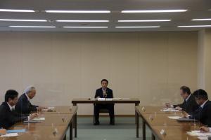 本部会議に出席する村岡知事の写真