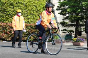 交通安全教室でヘルメットを着用して自転車に乗る知事の写真