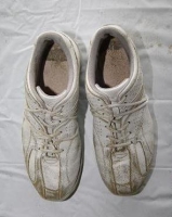 白色運動靴の画像