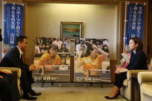 歓談する村岡知事と石川佳純さんの写真