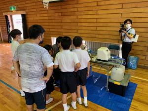 水車模型を使用した体験型学習の写真