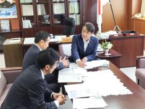 緊急要望を行う村岡知事の写真