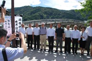 錦帯橋の前で記念撮影に納まる村岡知事の写真