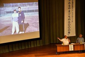 トークイベントに出演する松村邦洋さんの写真