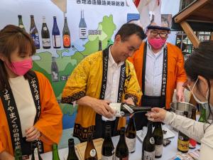 来場者に山口県の地酒を振る舞う村岡知事の写真