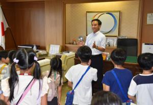 子どもたちを知事室に迎えた村岡知事の写真