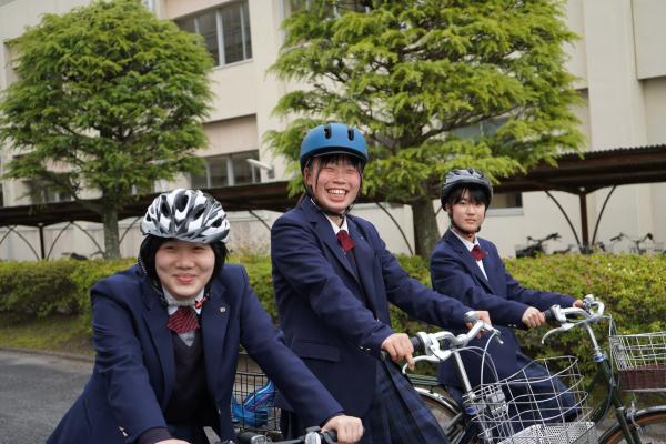 自転車安全利用モデル校の生徒たち