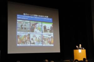 大会で講演する村岡知事の写真
