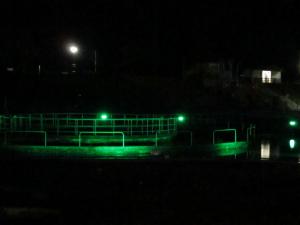 令和５年度のグリーンライトアップの様子。防府円筒分水工が緑色にライトアップされている。