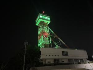 令和５年度のグリーンライトアップの様子。石炭記念館の展望台が緑色にライトアップされている。
