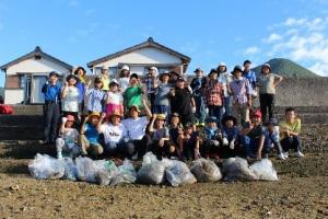 チャレンジ＆エコツアーで地元住民と海浜清掃に取り組んだ様子