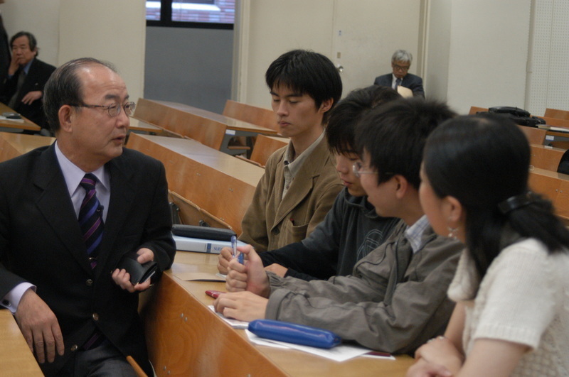 学生と話す二井知事