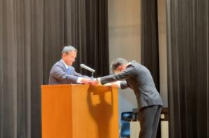 表彰状を授与する村岡知事の写真