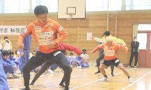 プロスポーツ選手と一緒に新体力テストを実施した様子1です