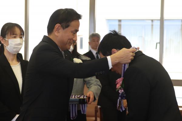メダルを授与する村岡知事の写真