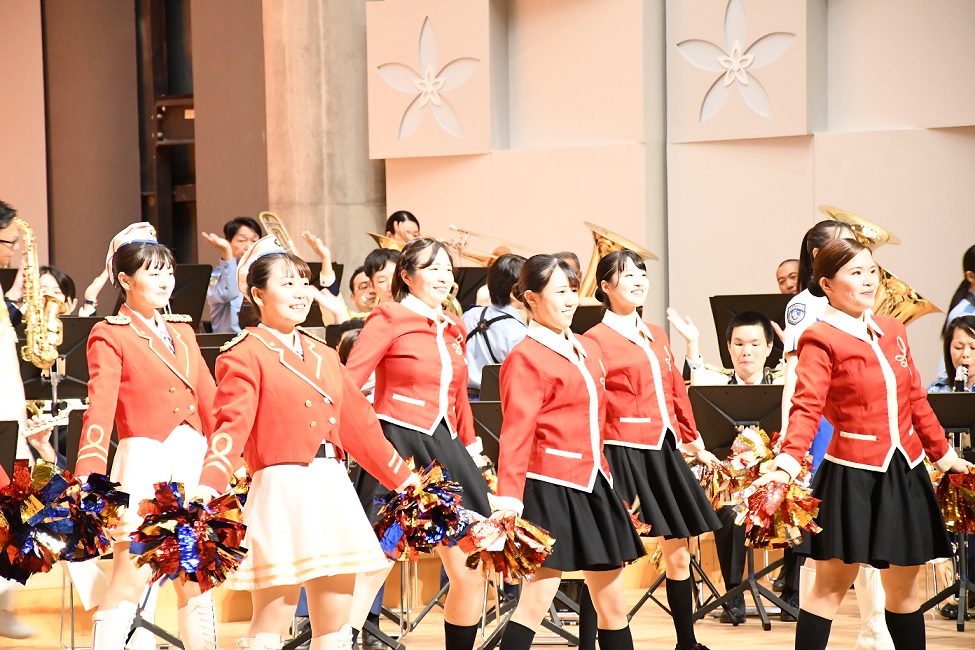 三県音楽隊カラーガードによる演技