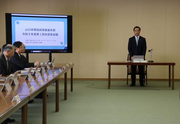 会議に臨む村岡嗣政知事の写真