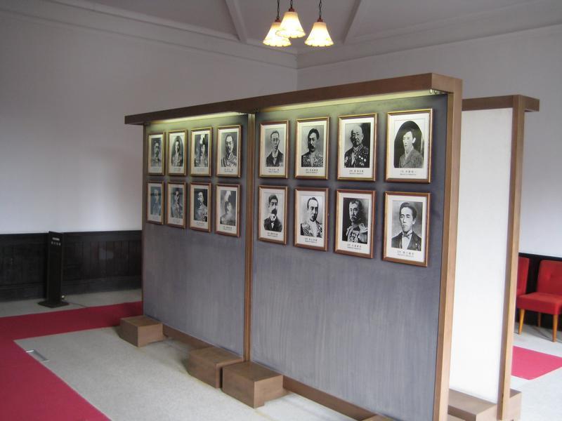 歴代県知事写真展示の画像