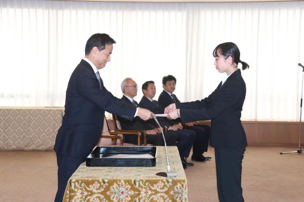 辞令を交付する村岡知事の写真