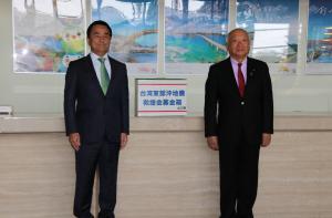 募金箱を設置する村岡知事と柳居議長の写真