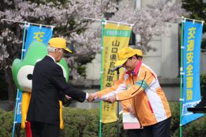 交通安全メッセージを伝達する村岡知事の写真