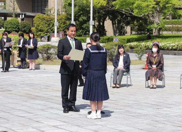 賞状を授与する村岡知事の写真