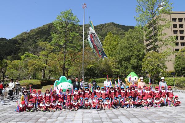 記念撮影をする村岡知事の写真