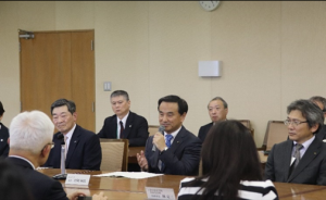 意見交換を行う村岡知事の写真