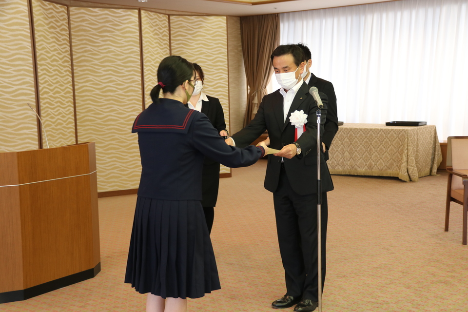 賞状を授与する村岡知事の写真