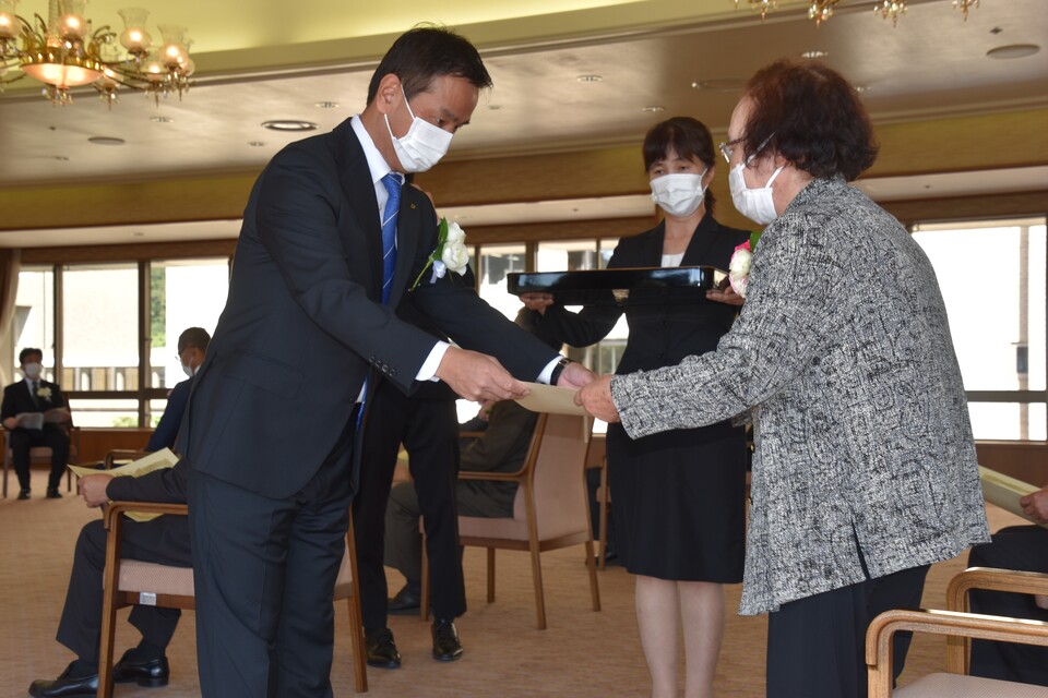賞状を授与する村岡知事の写真