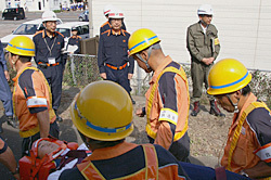 負傷者救助訓練を視察する二井知事