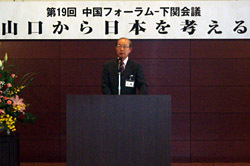 開会のあいさつをする二井知事