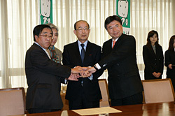 握手を交わす二井知事と関係団体等の代表者