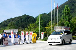 広報車の出発風景