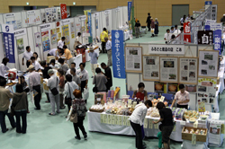 多くの人でにぎわう会場