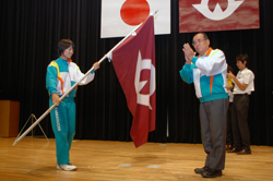 団旗を授与する西村副知事
