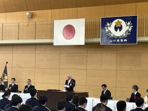 警察学校入校式で祝辞を読む柳居議長
